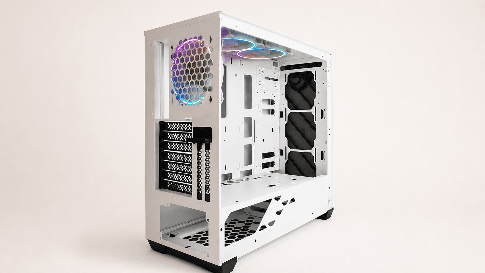 Белое шасси InWin 216 с тонкой древесной фактурой и открытым внутренним пространством
