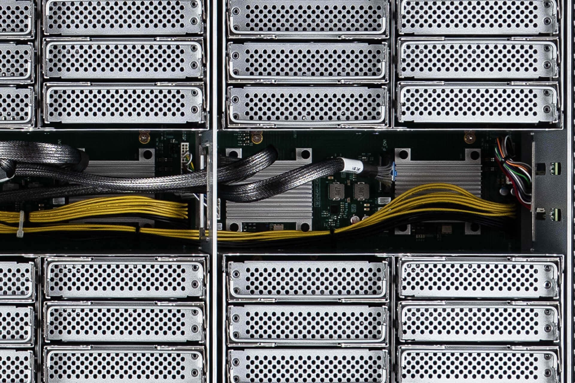 SAS4 архитектура InWin IW-RJ472-08