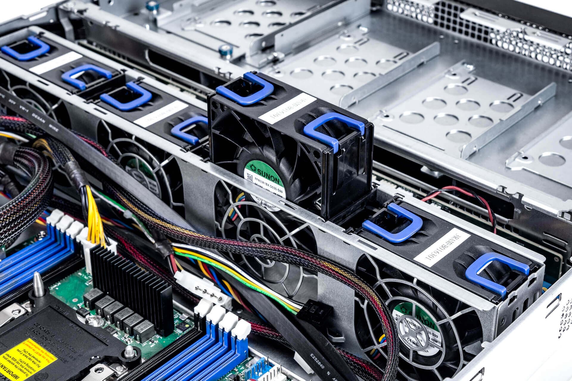 Внутренняя компоновка InWin IW-RS208-07