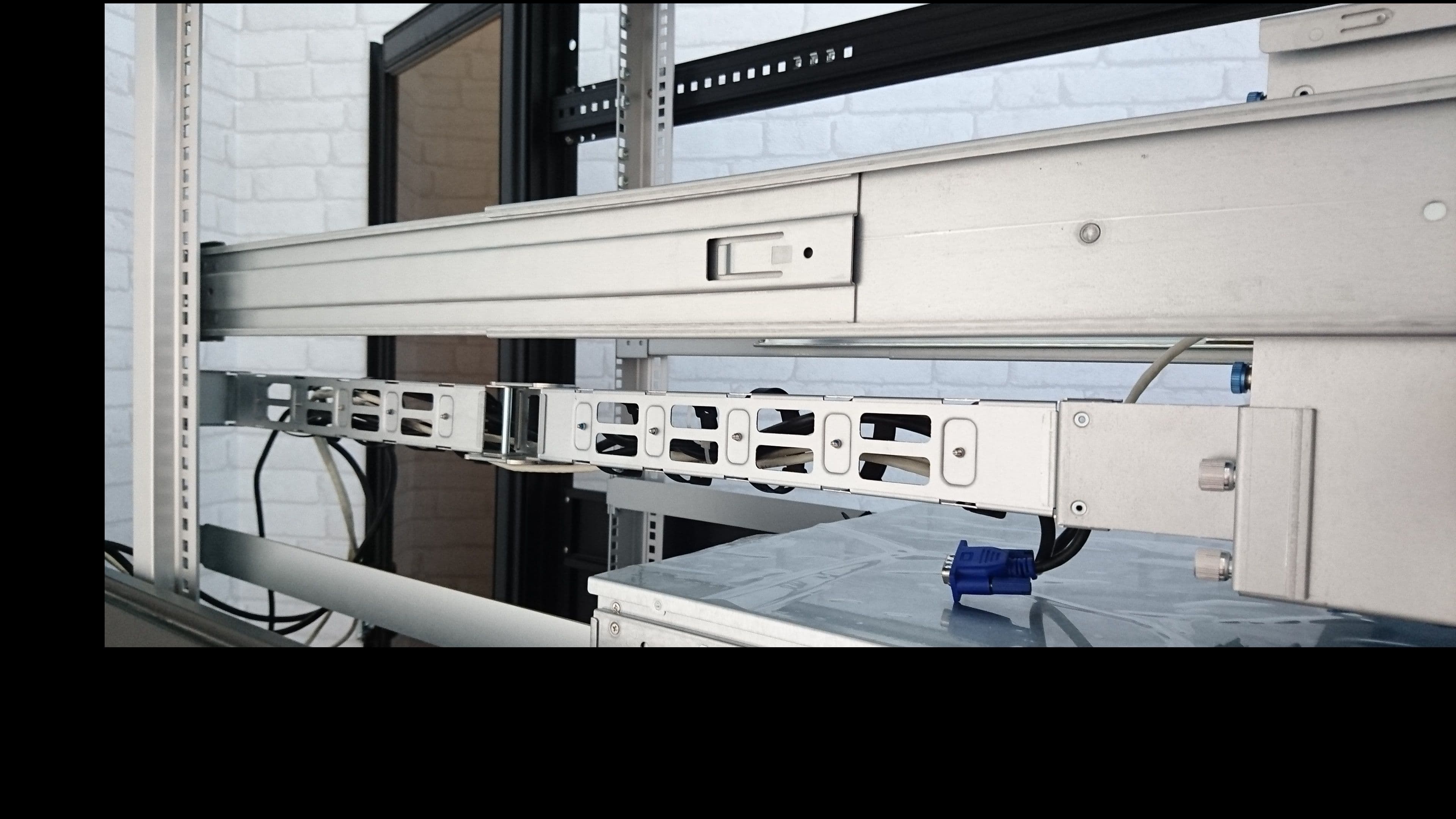 Боковой вид корпуса IW-RJ472-08 с установленным CMA
