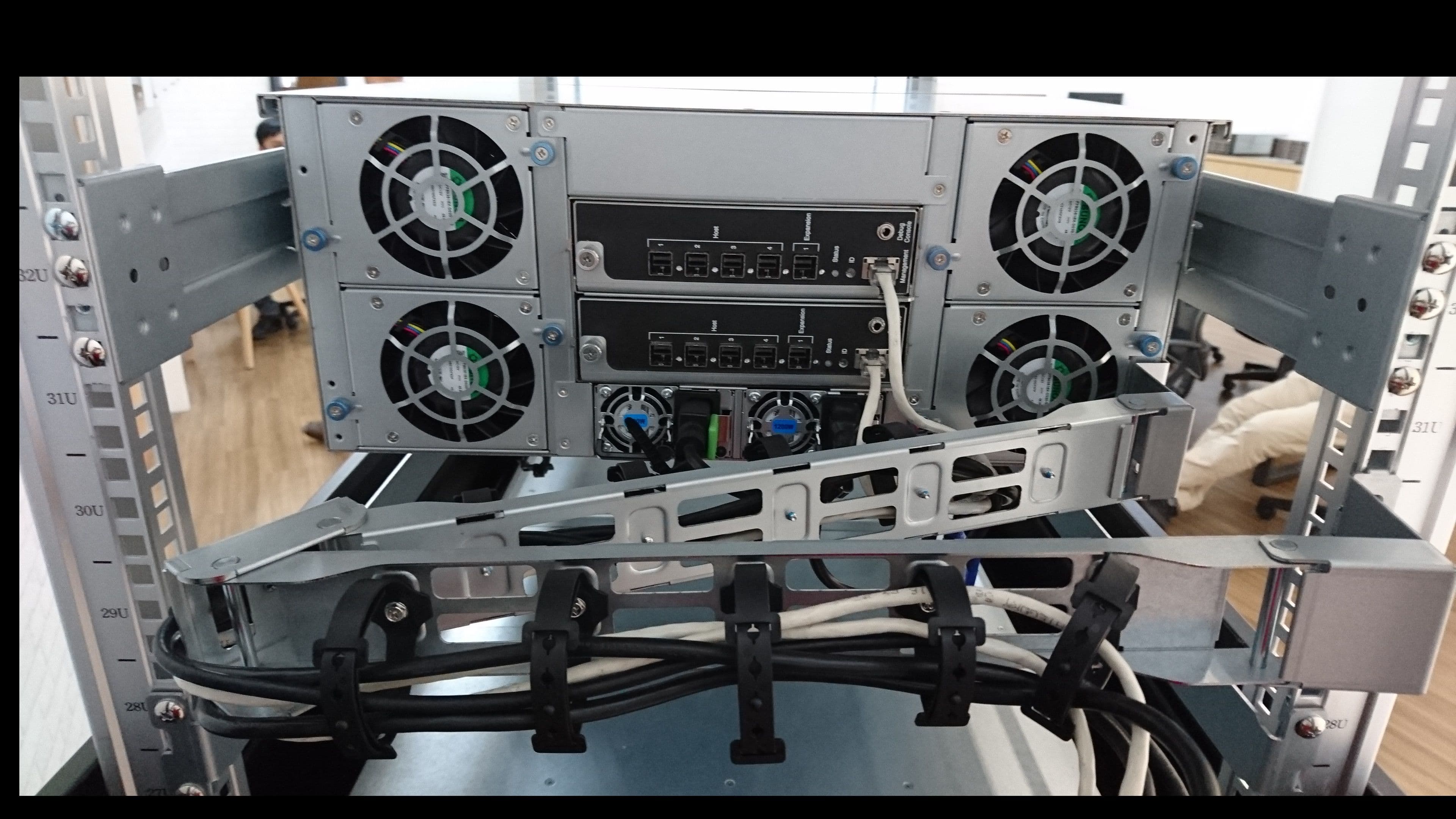 Вид сверху на корпус IW-RJ472-08 с установленным CMA