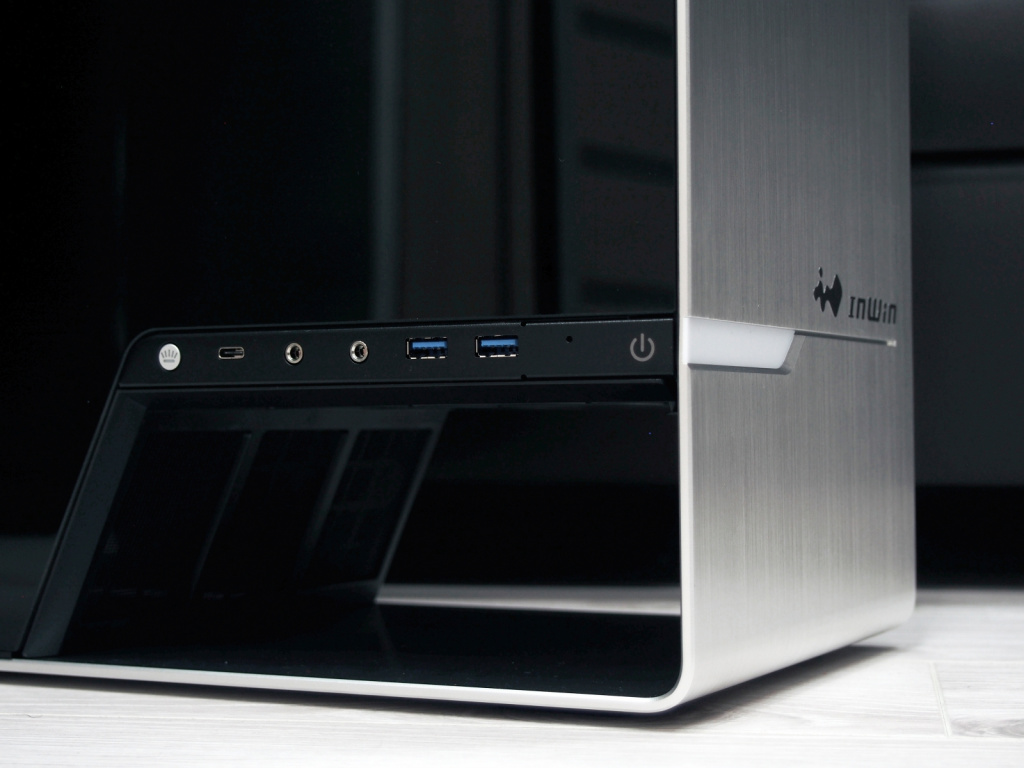 интерфейсные разъемы и кнопки корпуса InWin 905