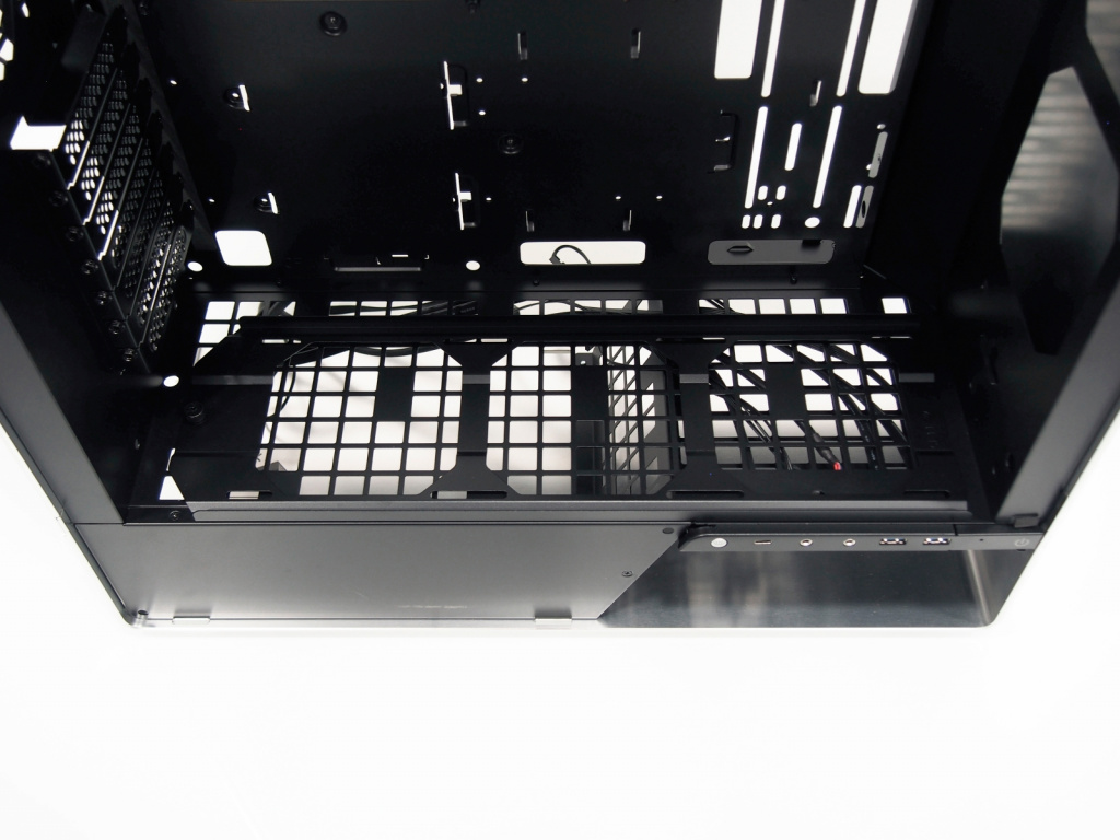 места для установки 120-мм вентиляторов InWin 905