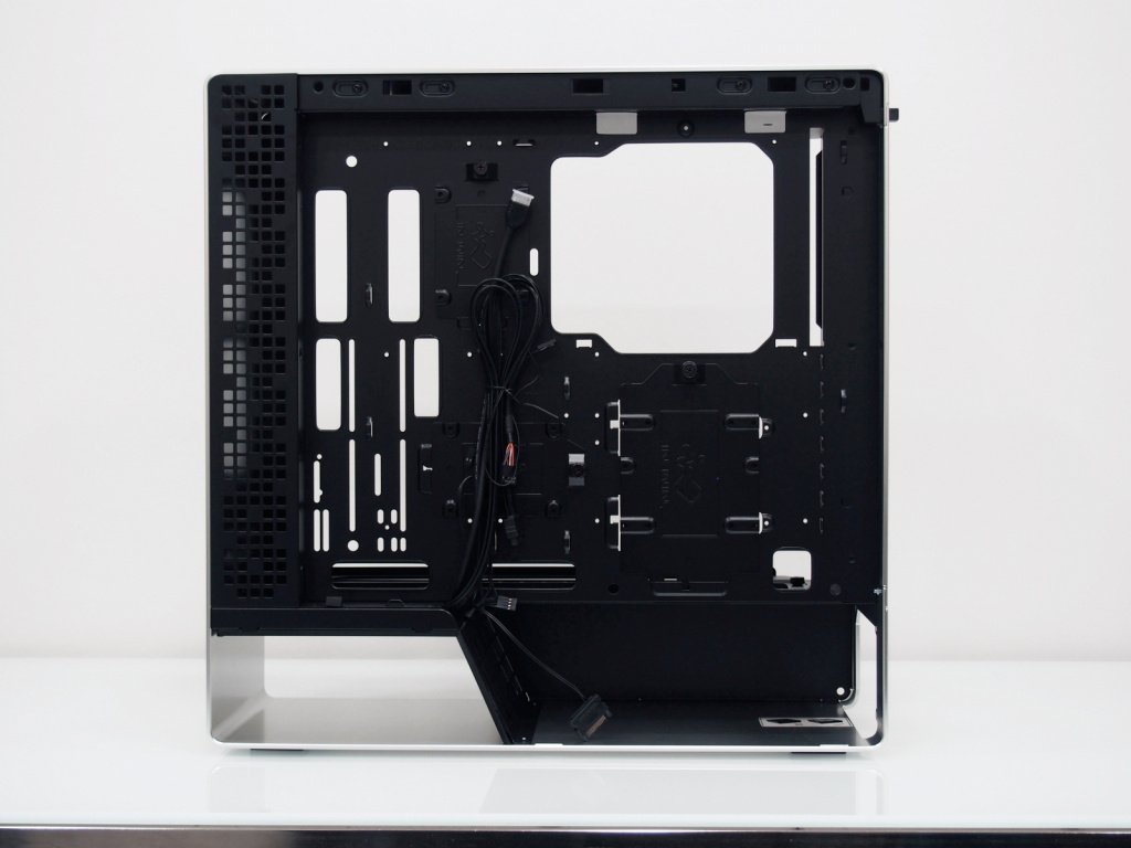 глубокая ниша для кабель-менеджмента InWin 905