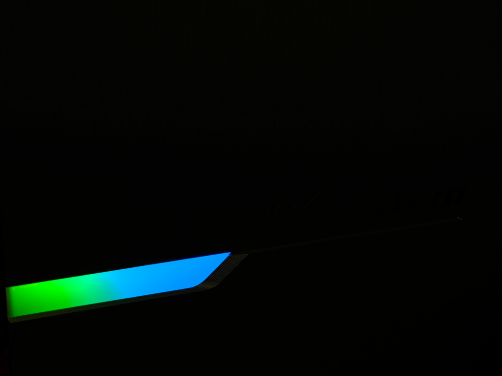  Модуль RGB-подсветки, установленный на фронтальной панели InWin 905