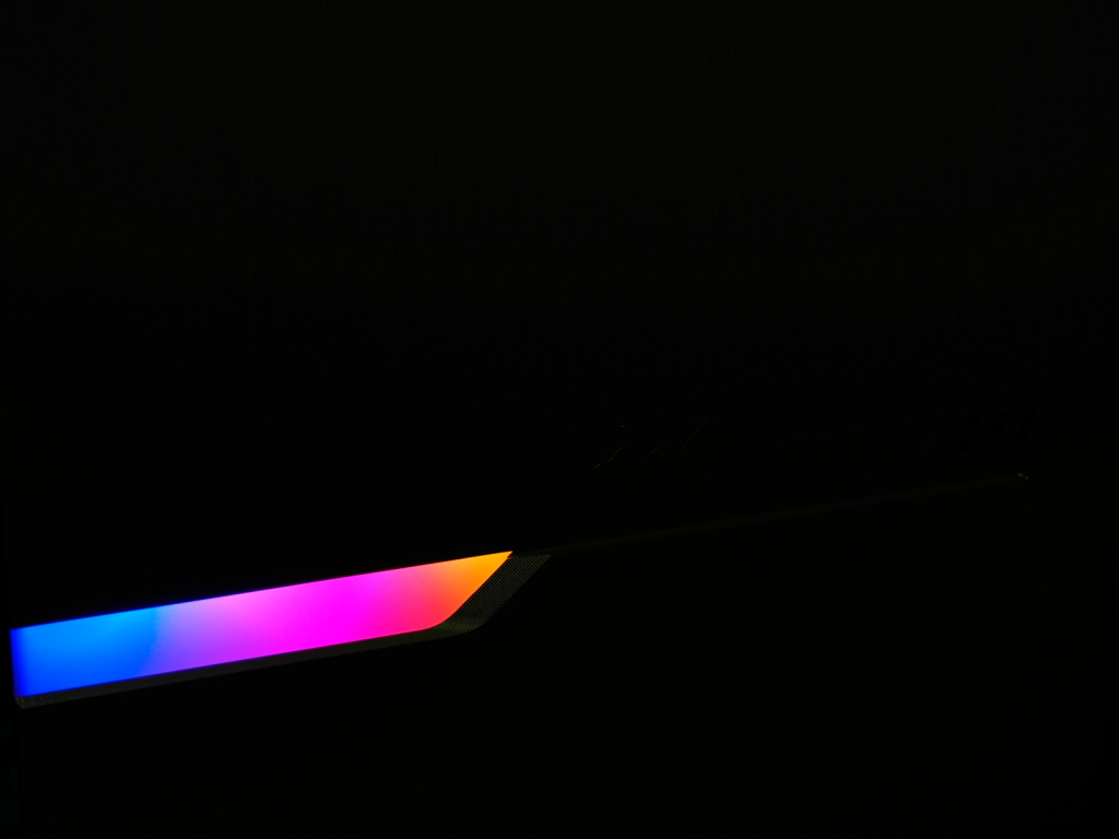  Модуль RGB-подсветки, установленный на фронтальной панели InWin 905
