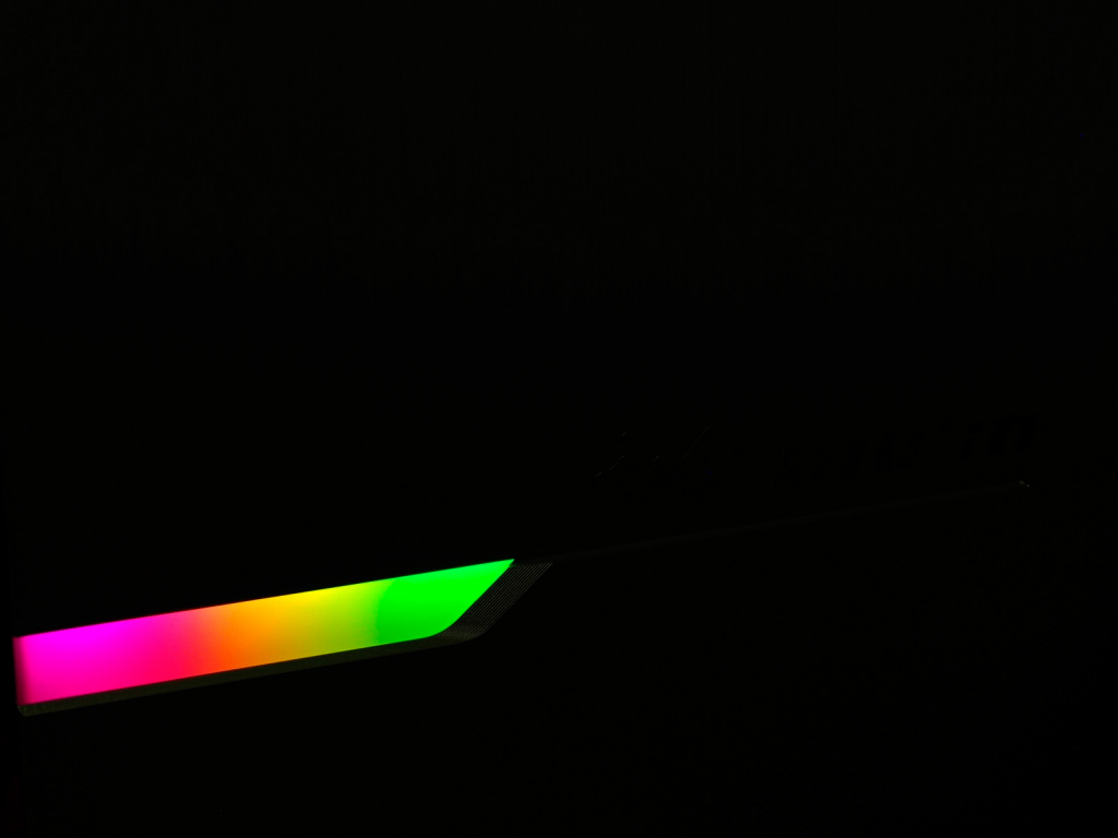  Модуль RGB-подсветки, установленный на фронтальной панели InWin 905